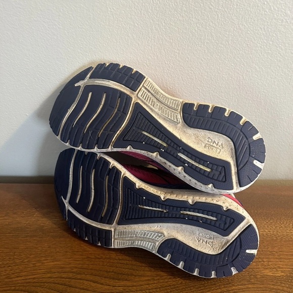 Brooks Glycerin 19 Women's Fuchsia and Purple Athletic Shoes - Picture 3 of 4